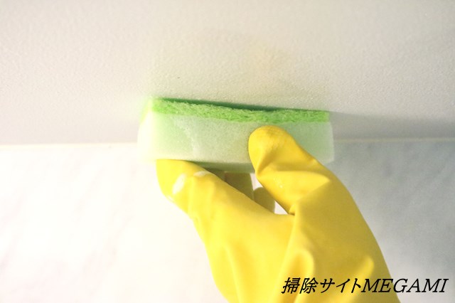 お風呂の天井についた黒カビの取り方 掃除が楽になるカビの予防法