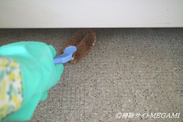 お風呂の床の掃除方法 黒ずみや茶色い汚れを重曹で落とす