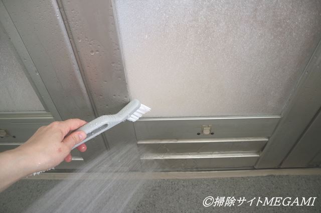 お風呂の扉についた 白い水垢汚れ の取り方 酢で簡単に掃除する方法