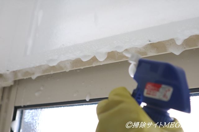 お風呂の窓枠がカビだらけ 泡のカビハイターですっきり掃除する方法