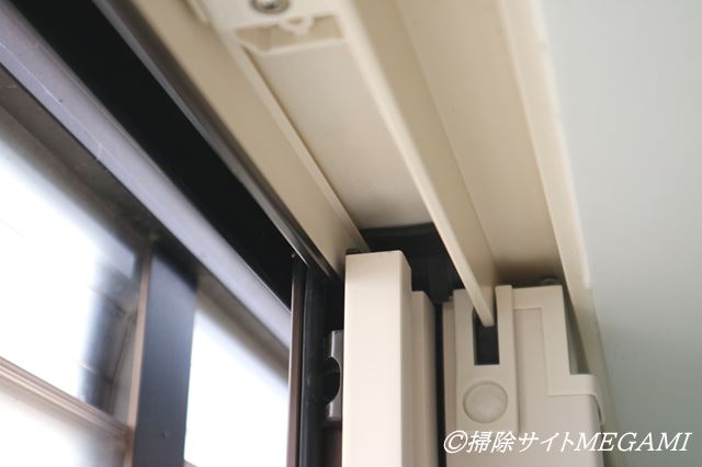 お風呂の窓枠がカビだらけ 泡のカビハイターですっきり掃除する方法 お風呂の窓枠がカビだらけ 泡のカビハイターですっきり掃除する方法