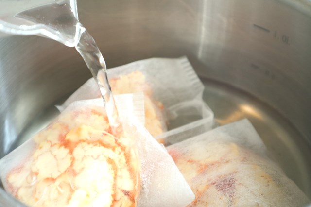 みかんの皮で簡単に 洗剤水 が作れる シンクや床掃除に活用する方法