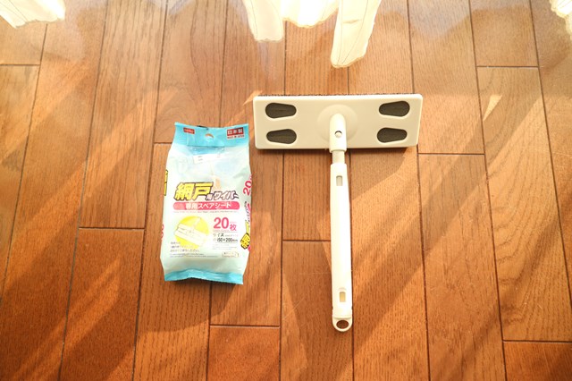 網戸の簡単掃除 外さずに丸洗いする方法 100均ブラシで汚れをすっきり綺麗に