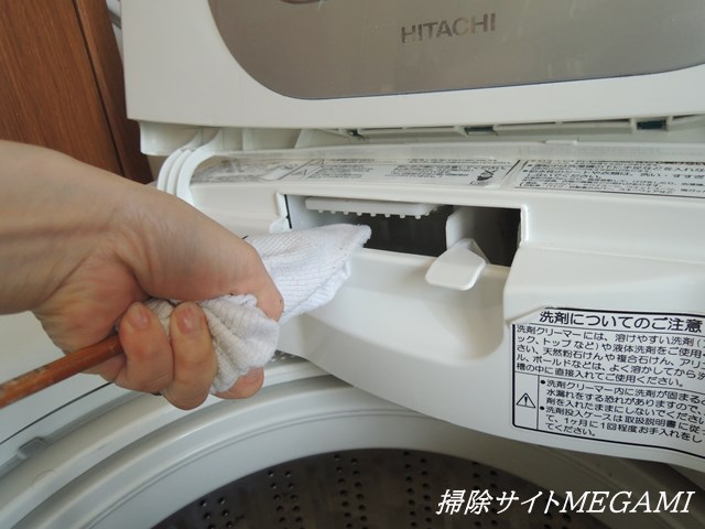 洗濯機の掃除 洗剤投入口の汚れを取る方法 白い固まりやカビをすっきり落とす