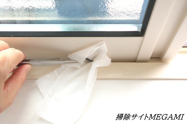窓枠の カビや汚れ を簡単に掃除する方法 10秒で出来るカビの楽らく予防策