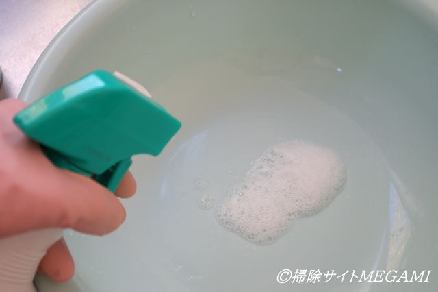 窓枠のすき間に生えたカビ はどうやって落とす 上側のパーツや鍵裏のリセット法