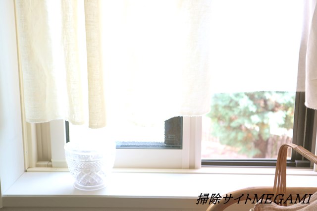 窓枠の「カビや汚れ」を簡単に掃除する方法・10秒で出来るカビの楽らく予防策！