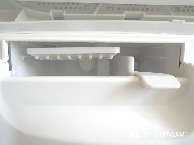 掃除後きれいになった洗剤投入口の奥