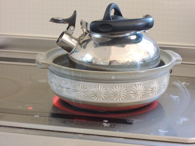 重曹水を入れた大鍋でやかんを煮沸