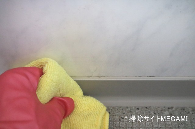 コーキングの水分をふきとる