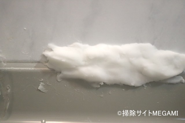 片栗粉とハイターを練ったものがしっかり貼りついている様子