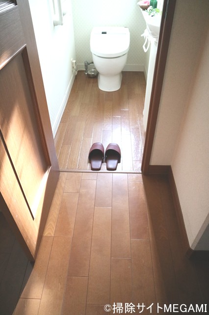 トイレマットを敷いていないトイレの床