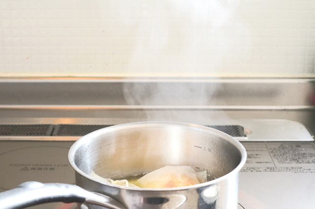 鍋にみかんの皮と水を入れ煮る