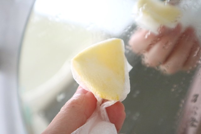 ゆずの皮をネットに入れてお掃除