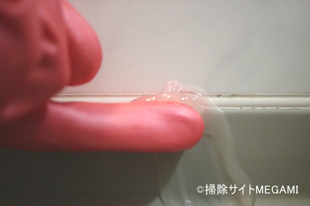 カビ取りジェルを塗り広げている様子