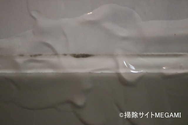 黒カビにカビ取りジェルを塗った様子