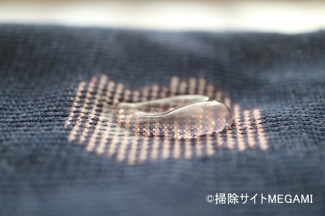 カビ取りジェルを布につけたら、布が脱色した様子