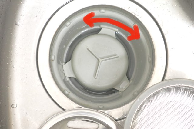 キッチン排水口トラップのフタの外し方