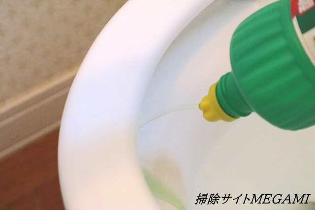 サンポールを便器にかける