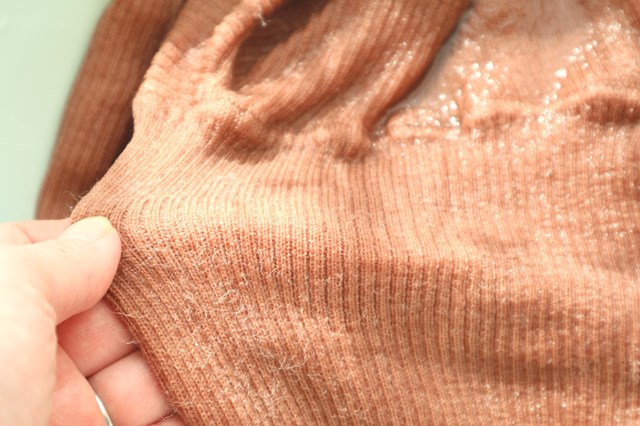 セーターの縮みを直し湯につける伸ばす