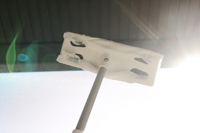 ダイソー網戸ワイパーでふく