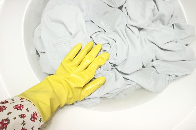 「作業服の黒ずみ」を取る方法！酸素系漂白剤で汚れを落とす洗濯のコツ！