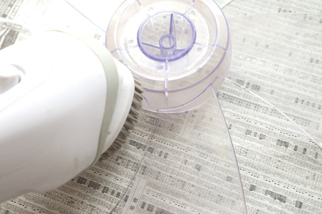 扇風機の羽のホコリを吸う