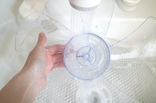 扇風機のカバーや羽を洗う