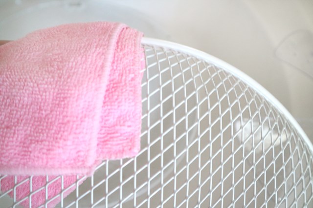 扇風機カバーの水気をとる